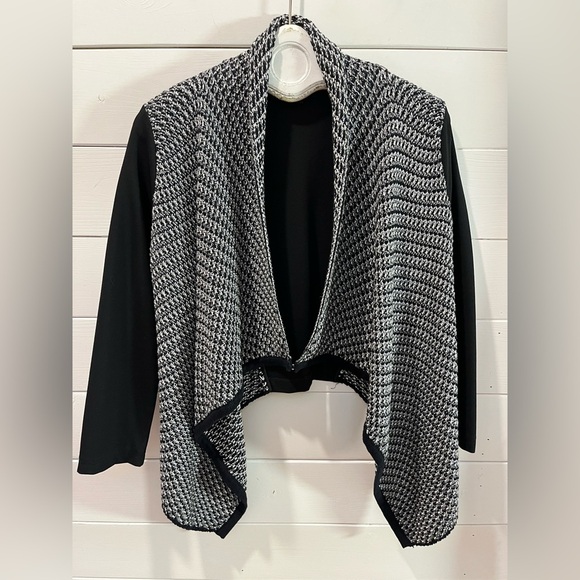 🖤 RW&CO – Textured Knit Drape-Front Top – Size M - Picture 9 of 10